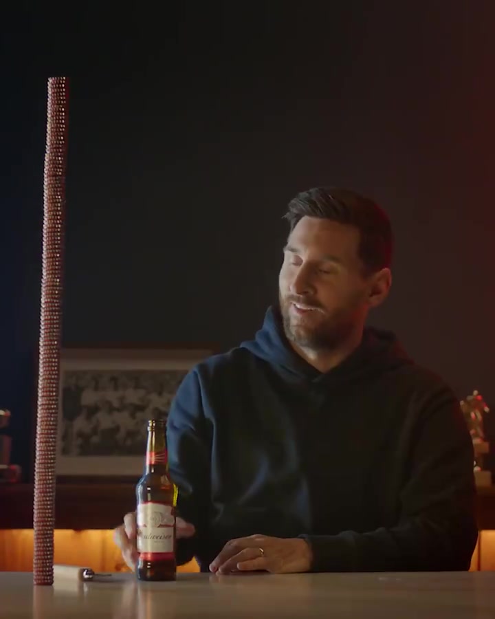 百威他又来了！梅西挑战叠瓶盖（梅西百威限量）