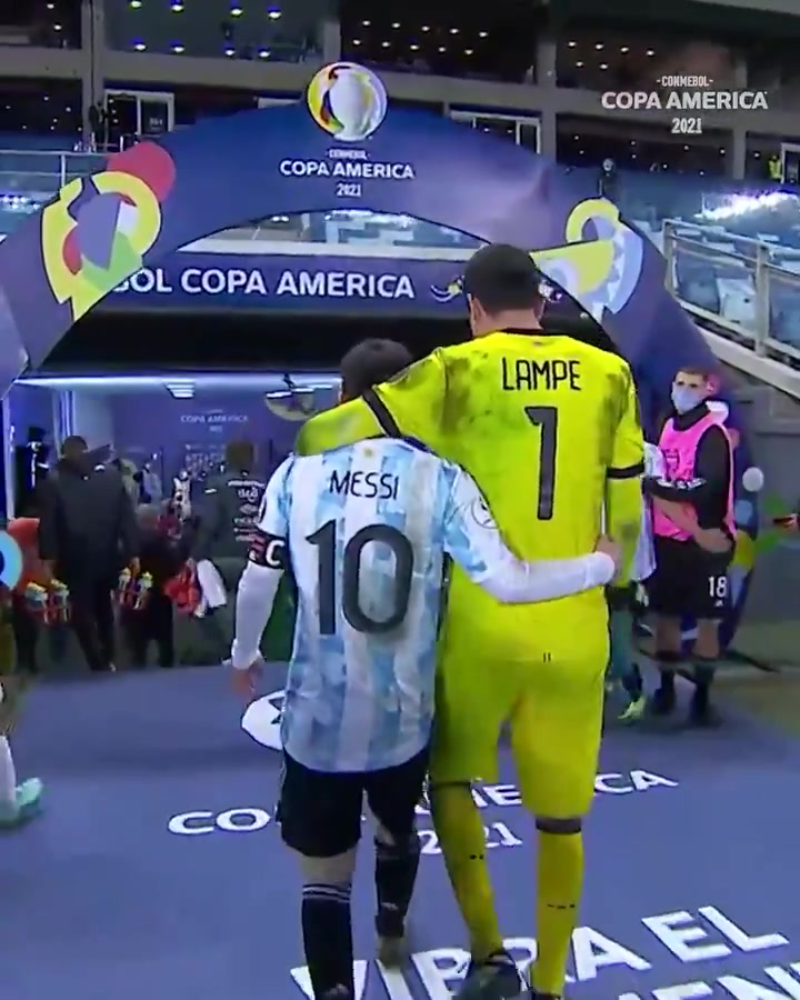 梅西赛后与对手表现出色的门将聊天