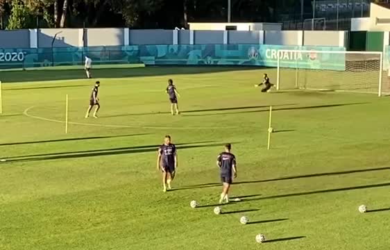 招牌绝技！莫德里奇训练赛再次上演外脚背破门（莫德里奇是踢什么位置）