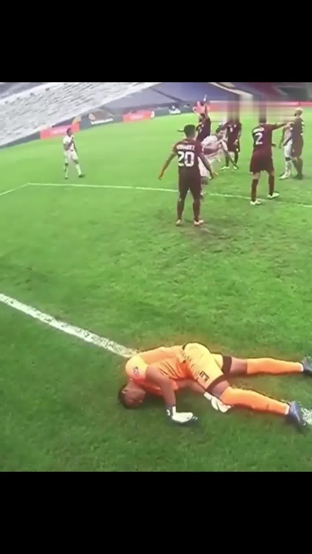 委内瑞拉门将丢球后的搞笑反应