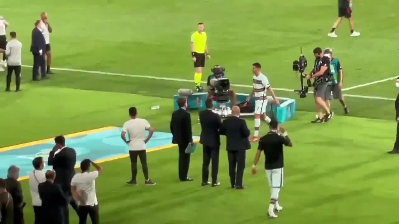 C罗赛后将队长袖标丢掉 并踢了一脚（c罗赛后将队长袖标丢掉 并踢了一脚）