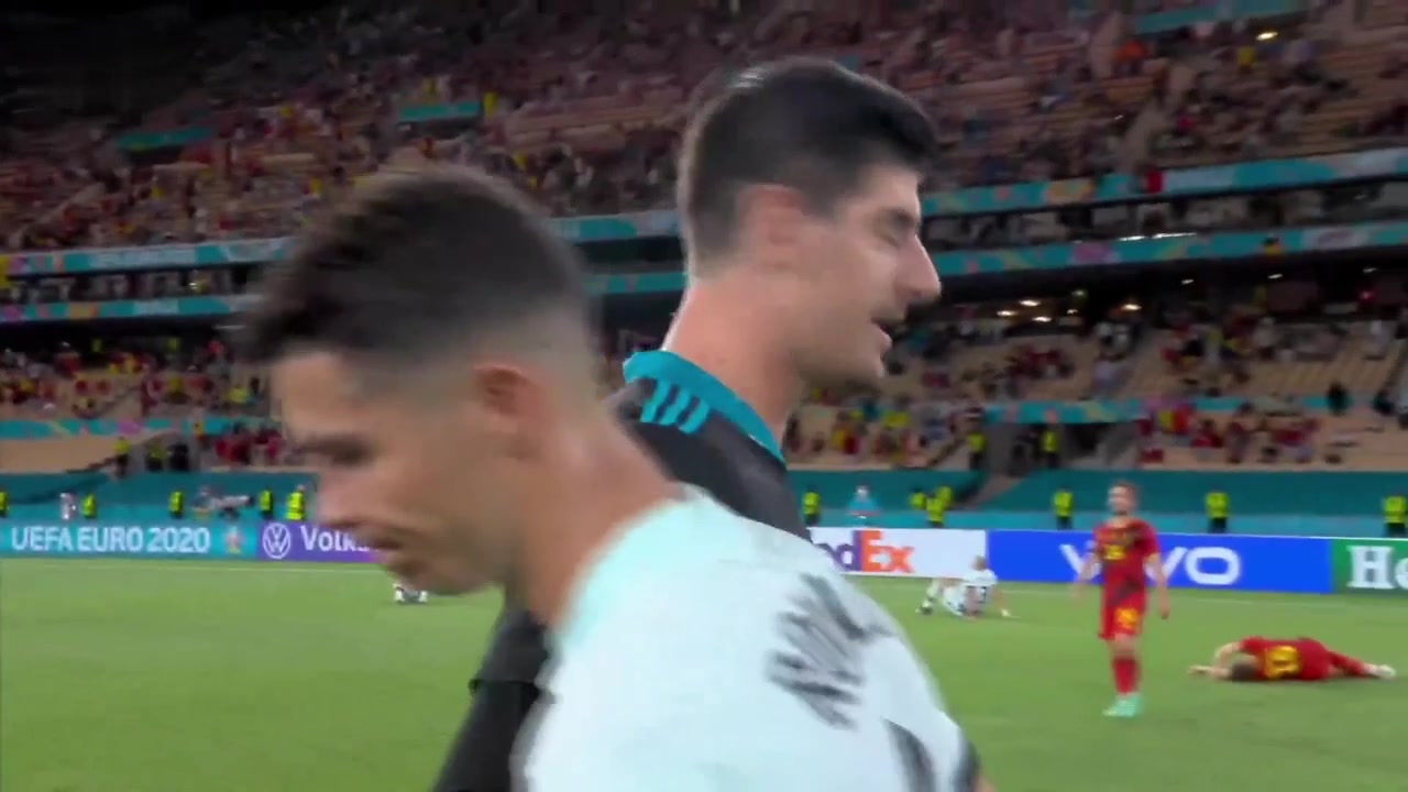 惺惺相惜！C罗赛后与库尔图瓦、卢卡库拥抱致敬（c罗和卢卡库）