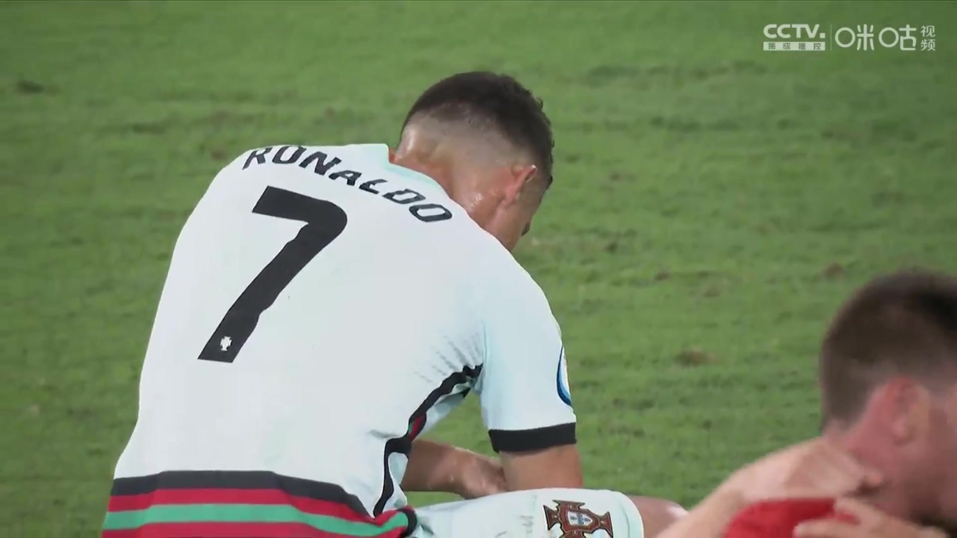 遭比利时淘汰！比赛结束后C罗扔队长袖标（c罗 比利时）