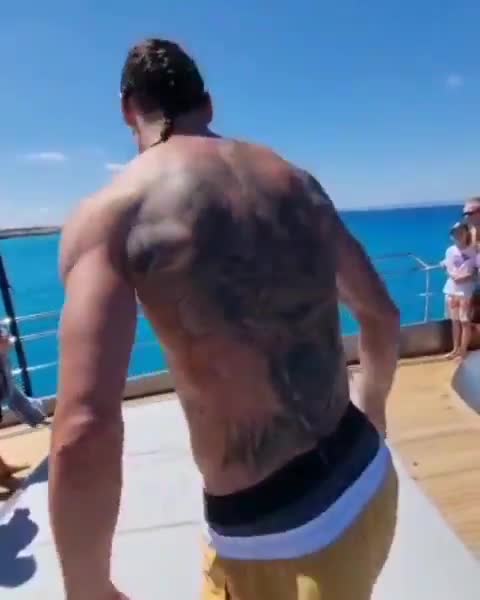 飞起！伊布社交媒体晒跳水视频（伊布跳舞视频）