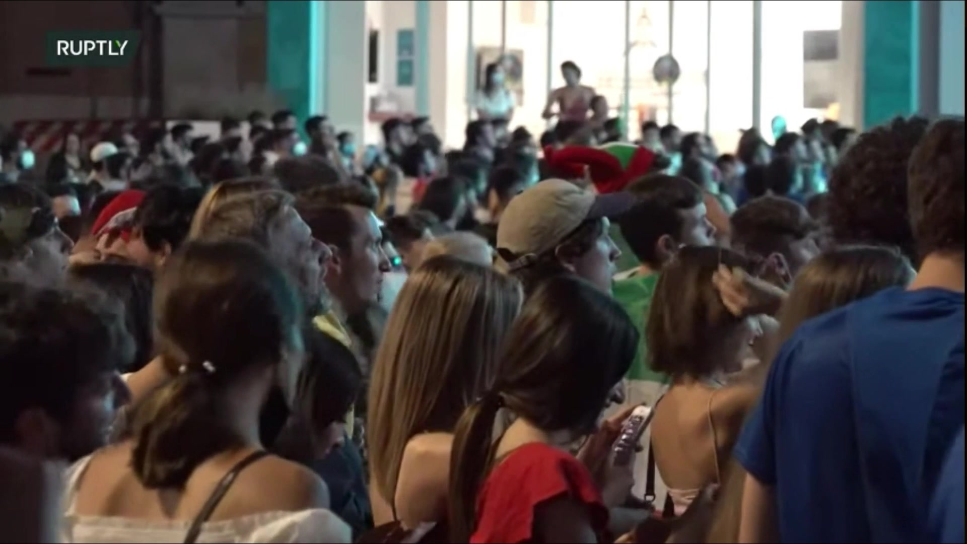 进球全都沸腾了！意大利球迷广场集聚观看欧洲杯（欧洲杯意大利球迷庆祝）