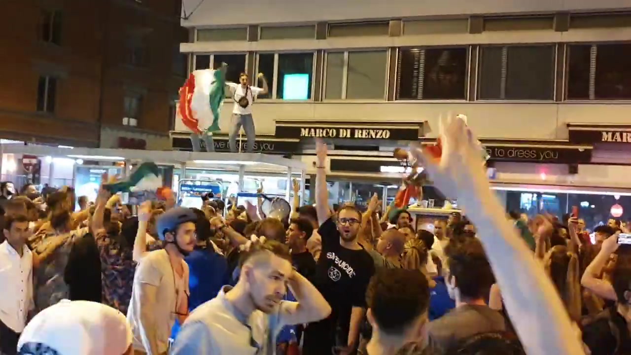 战胜奥地利！意大利球迷庆祝球队晋级8强（意大利球队2021）