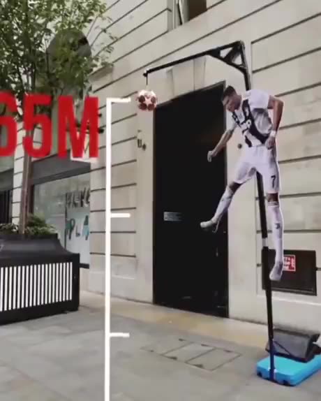 C罗的弹跳有多强？路人街头挑战C罗弹跳高度（c罗弹跳什么水平）