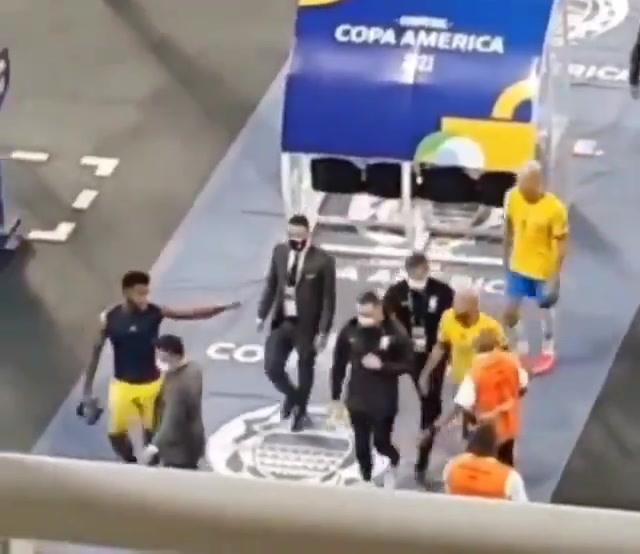 遭嘲讽：一碰就哭！内马尔赛后与哥伦比亚球员言语冲突（内马尔巴西队哥伦比亚）