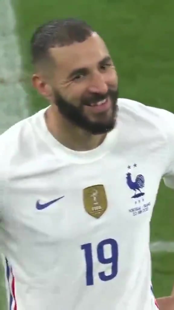 神似莱万&罗伊斯！C罗和本泽马相视一笑（长得像莱万的裁判叫什么）