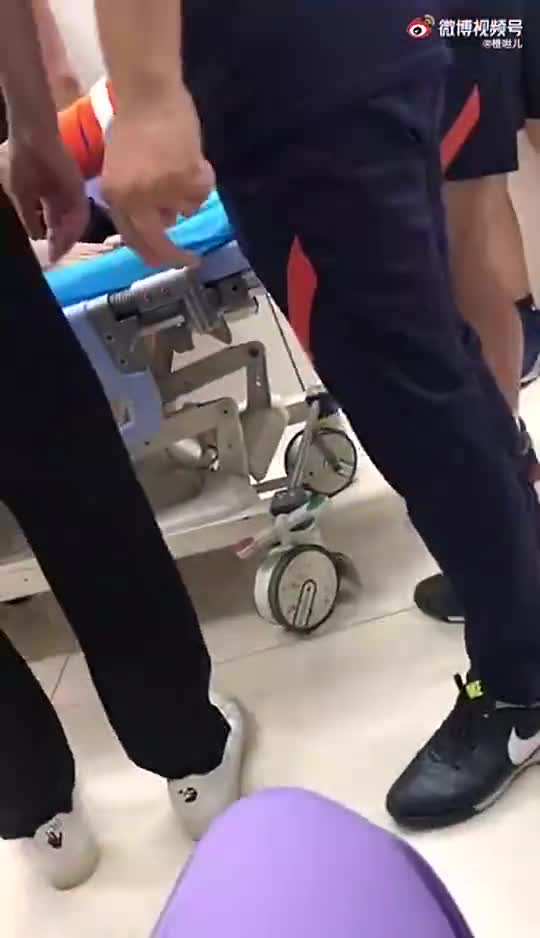 祈祷！网传张弛训练中遭遇断腿重伤（张弛断腿事件）