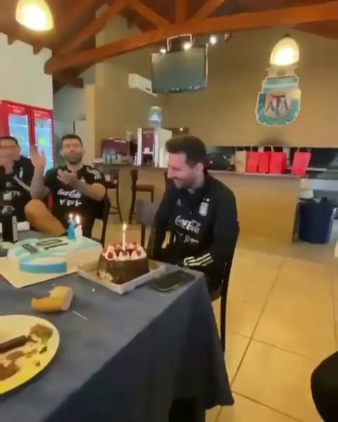 阿奎罗和队友为梅西生日宴会制作烤肉（梅西 阿奎罗）