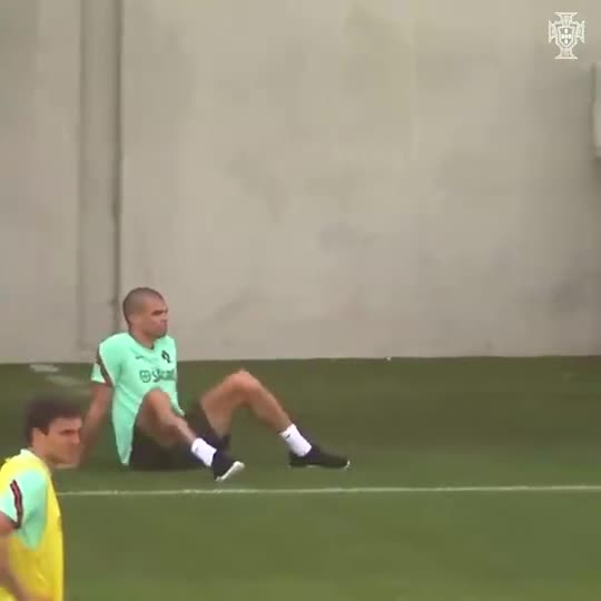 罗三岁！训练赛C罗给佩佩“浇水”降降温（c罗背后浇水偷袭佩佩）