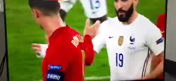 半场时C罗祝贺本泽马进球（半场时c罗祝贺本泽马进球了吗）