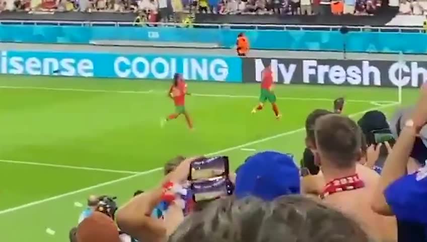 球迷实拍C罗点球破门庆祝时遭“水瓶雨”袭击（c罗点球被扑）