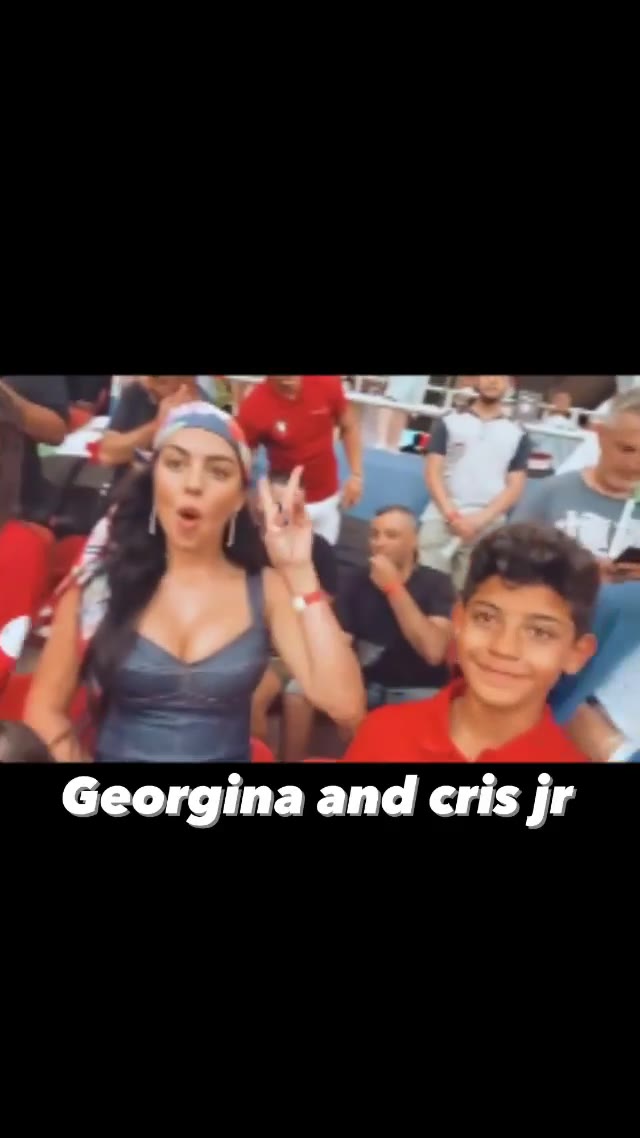 乔治娜和迷你罗在现场为C罗加油助威（乔治娜对迷你罗）