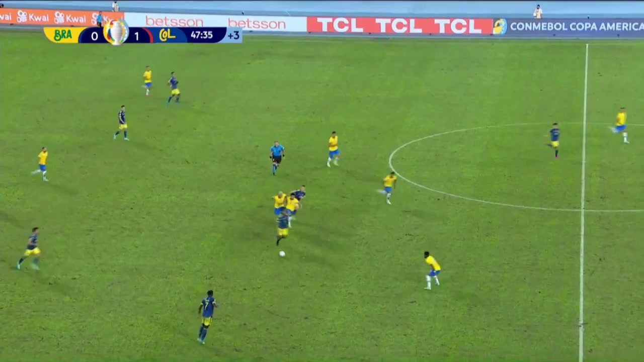 裁判毫无表示！内马尔20秒内倒地2次 戏耍被干翻&内切被撞飞（内马尔踢裁判是哪一场比赛）