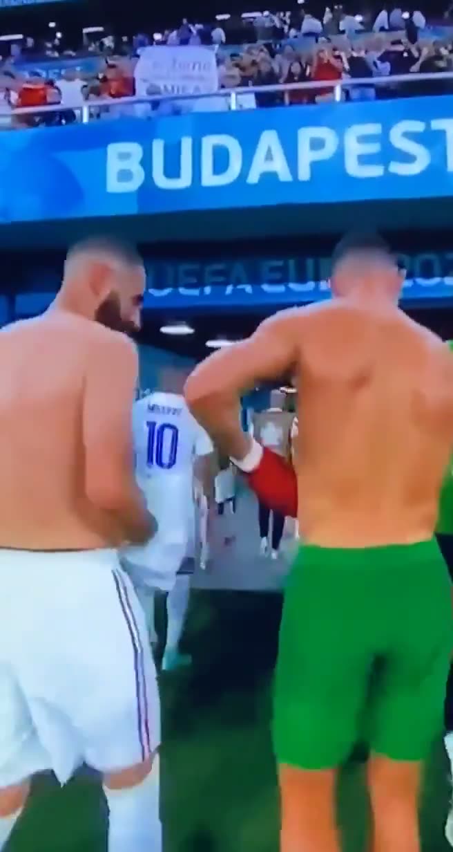 兄弟情深！C罗本泽马半场结束交换球衣（c罗 本泽马）