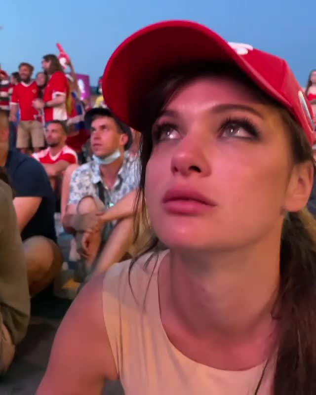 心疼妹纸!被淘汰后俄罗斯美女球迷快哭了(俄罗斯最美球迷)