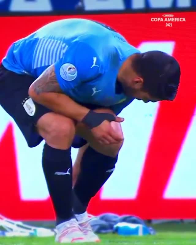 满满套路！苏亚雷斯穿鞋阻挡布拉沃开球（苏亚雷斯过人）