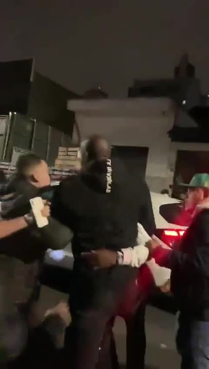 违法防疫规定！巴甲球员在参加非法聚会后遭球迷殴打（巴甲联赛会踢假球吗）