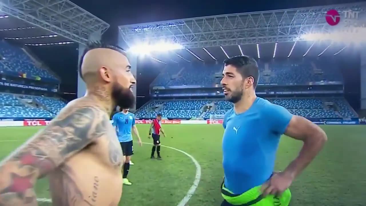 比达尔赛后与苏亚雷斯交换球衣时直言：你进球时踢到了我（苏亚雷斯和贝尔谁强）