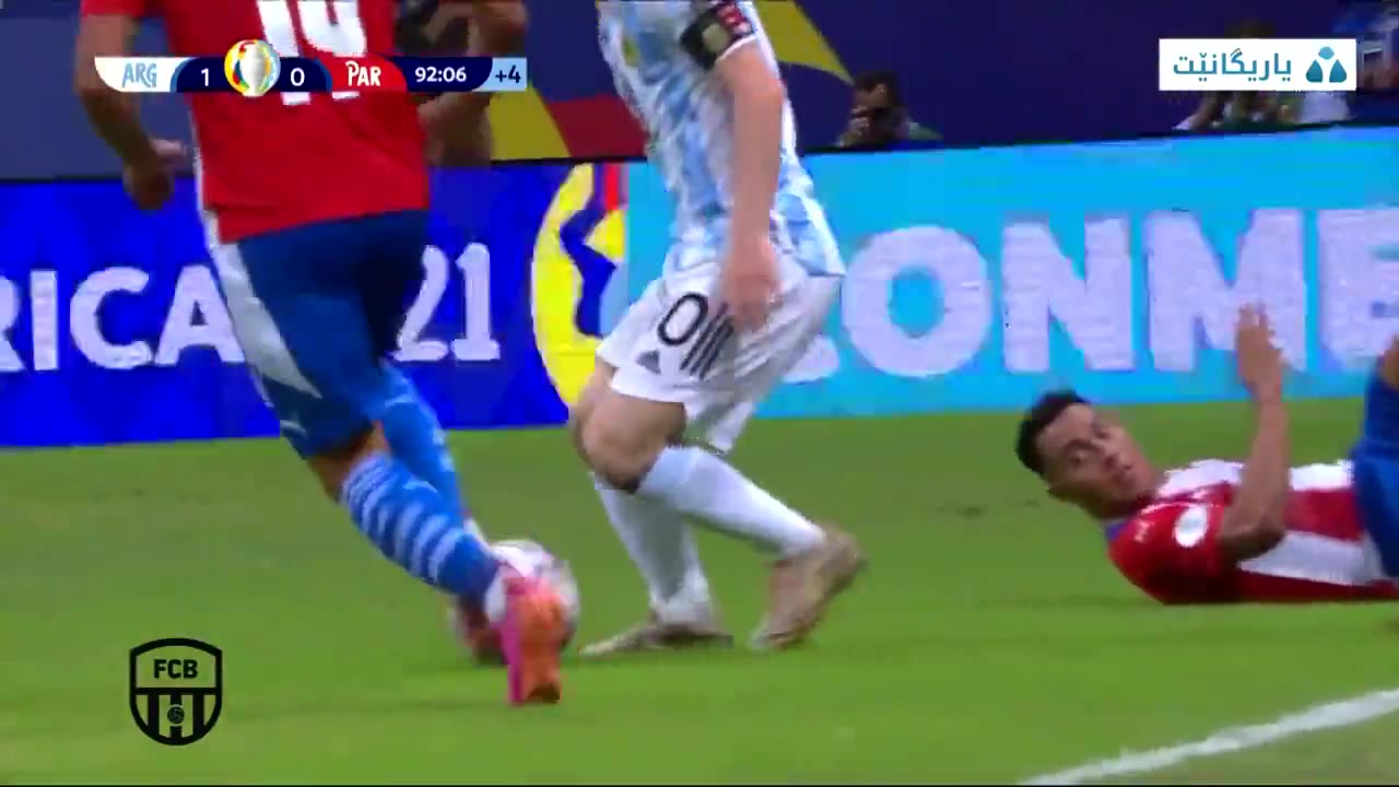 基本操作！梅西带球连续戏耍两名巴拉圭球员（梅西巴拉圭集锦）