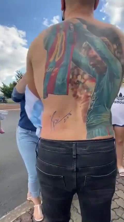 梅西特意为前些天的巴西纹身球迷签名