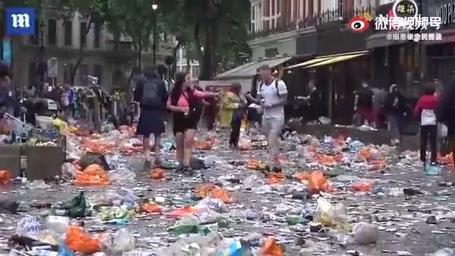 英国球迷在广场狂欢一夜，早上离开时……（英国球场球迷）