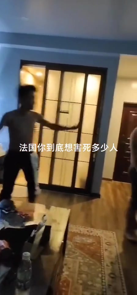 法国爆冷打平！这俩球迷的反应过于真实（法国爆冷输球）