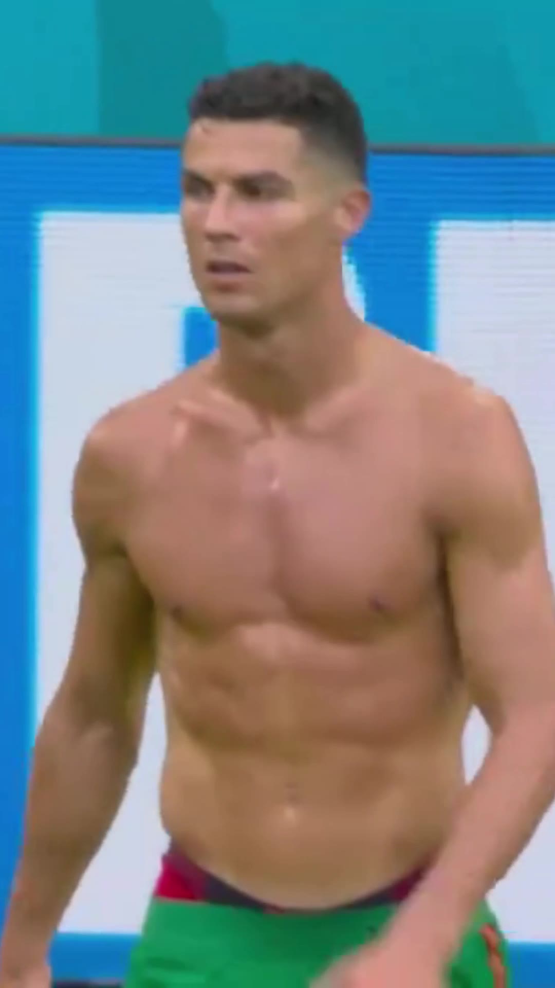 这就是不喝可乐的身材？C罗霸气露出完美肌肉（c罗肌肉不大）