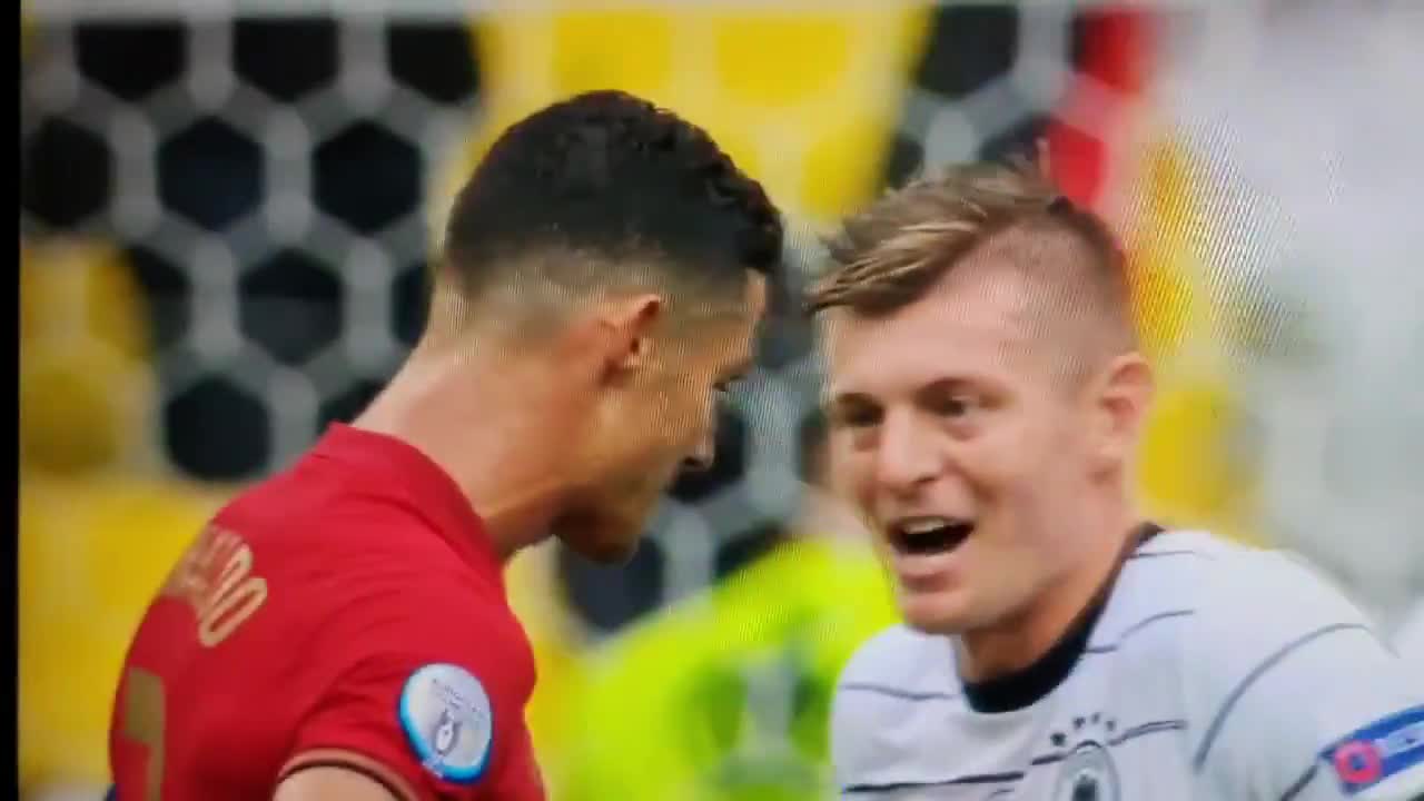 老朋友！C罗与克罗斯赛后热聊（c罗与克罗斯赛后合影）