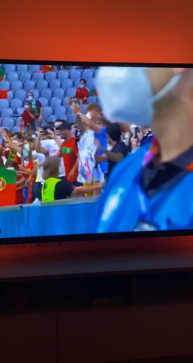 这波赚了！C罗赛后脱球衣送给场边球迷（c罗脱球衣庆祝）