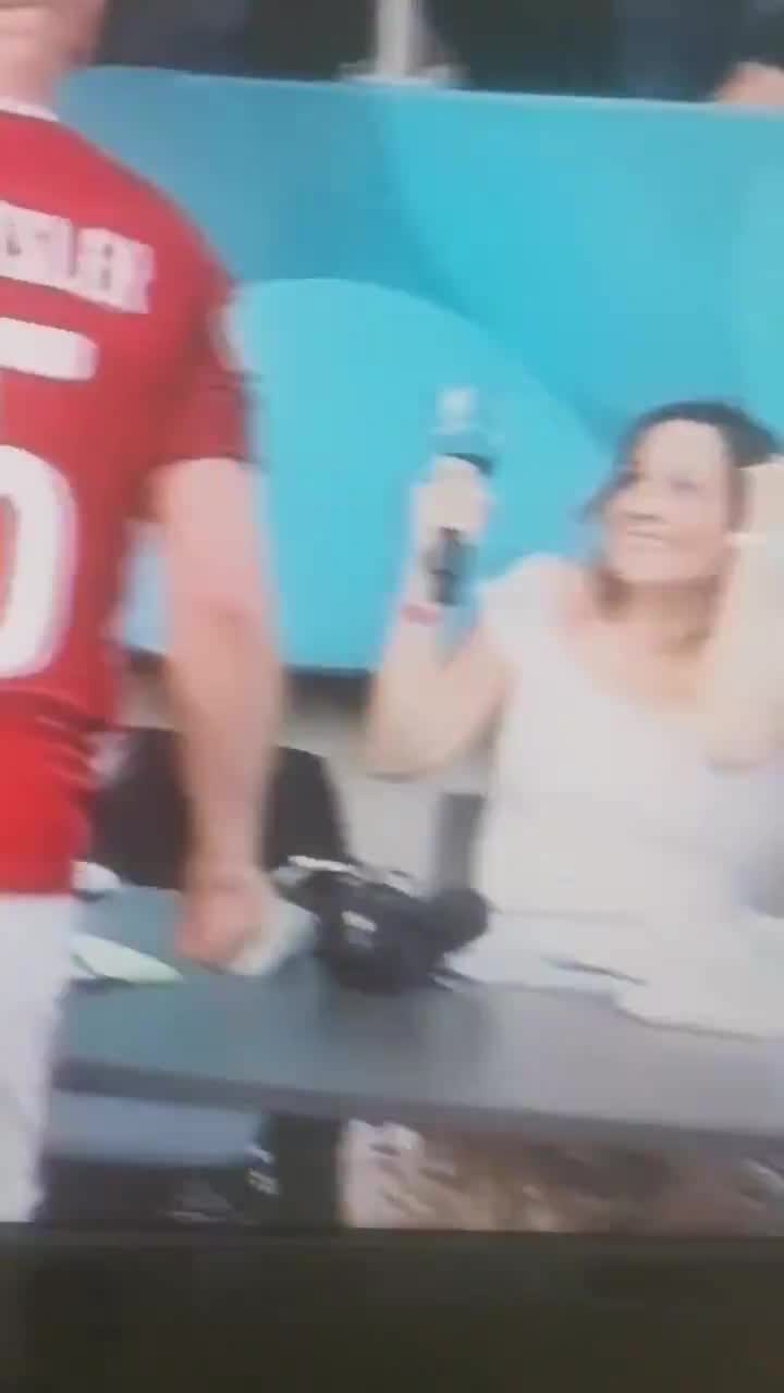 把妹子吓坏了！菲欧拉飞奔至美女主持面前疯狂庆祝（dc菲欧拉）