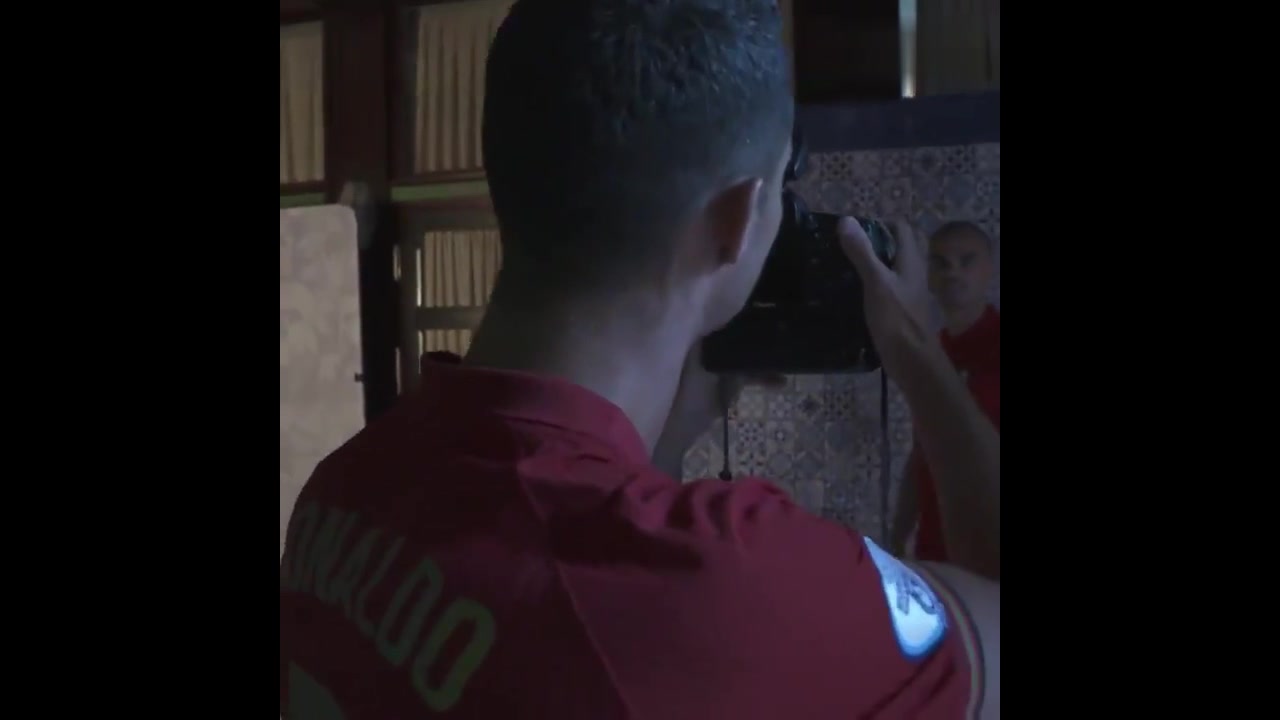 摄影师要失业的节奏 C罗为佩佩拍摄照片（c罗客串摄影师为佩佩拍照）