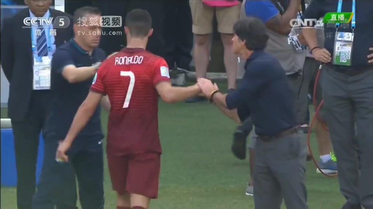 德葡再战！勒夫抠鼻屎后与C罗握手（勒夫抠鼻屎和c罗握手）