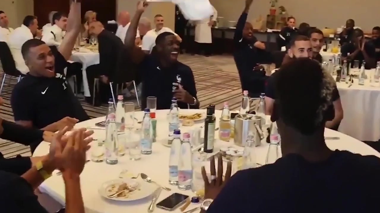 法国队为朗格莱庆生！姆巴佩太抢戏了