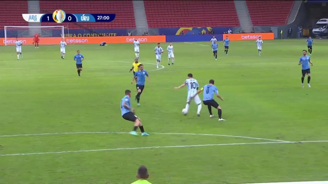 梅西标志性一条龙突破分球 可惜队友劲射被扑