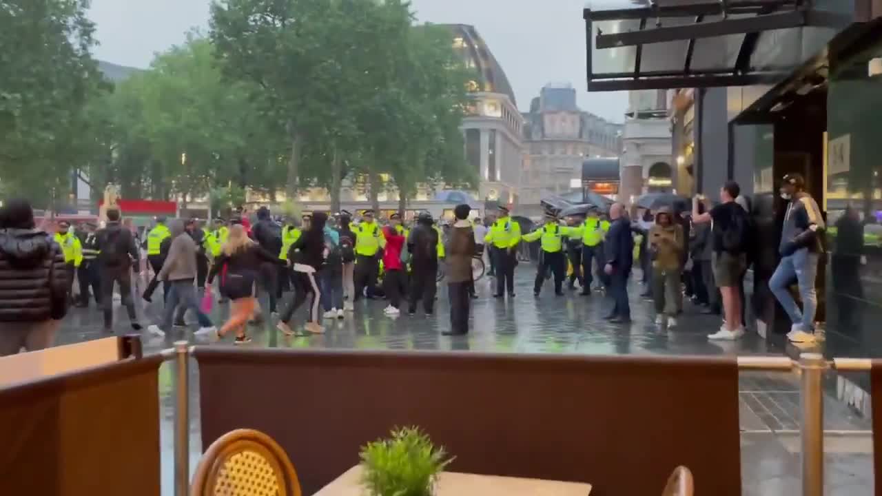 英格兰球迷和苏格兰球迷与警察对峙（英格兰球迷和苏格兰球迷与警察对峙视频）