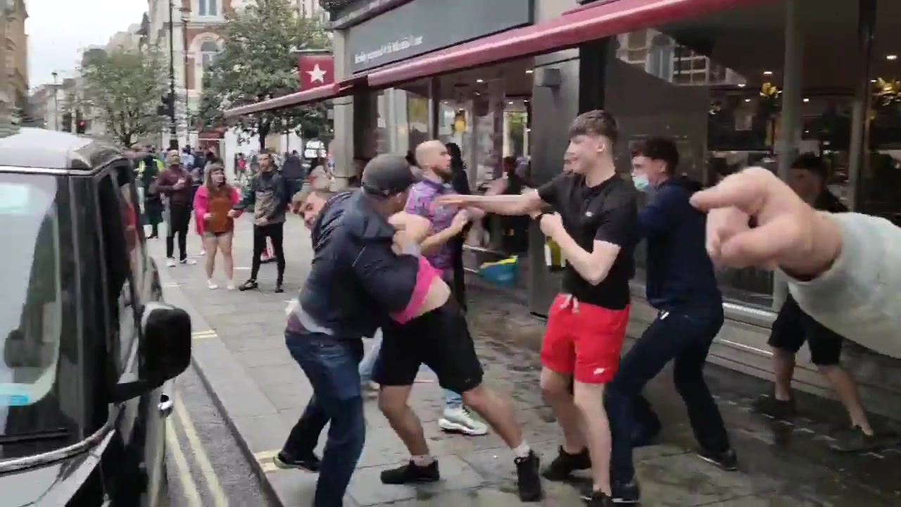 拳脚相加！英格兰球迷与苏格兰球迷街头干架（英格兰球迷和苏格兰球迷打架）