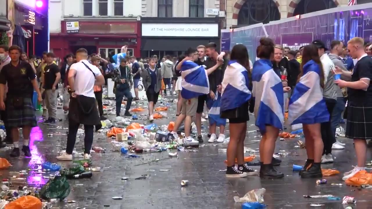 英格兰大战苏格兰 球迷在莱斯特广场留下遍地垃圾（英格兰苏格兰球迷大打出手）