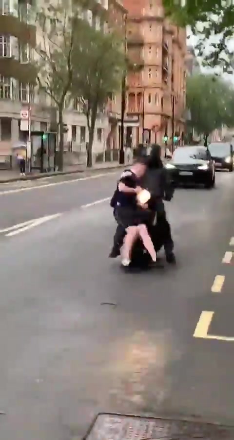 喝多了？一名苏格兰球迷过马路被撞飞在地（苏格兰球迷球场唱的什么歌）