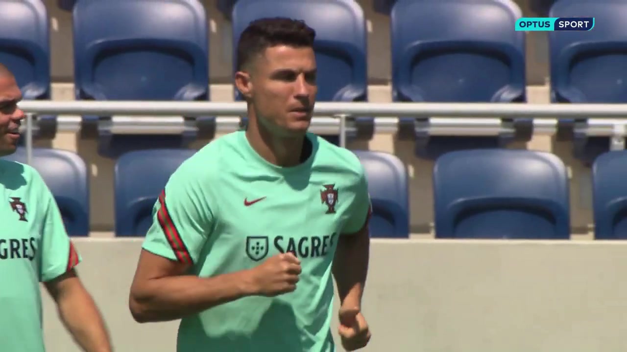 葡萄牙对阵德国赛前训练 C罗表情轻松训练备战（葡萄牙队vs德国队c罗上场吗）