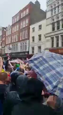 苏格兰球迷在伦敦街头雨中高歌助威（苏格兰球迷占领伦敦）