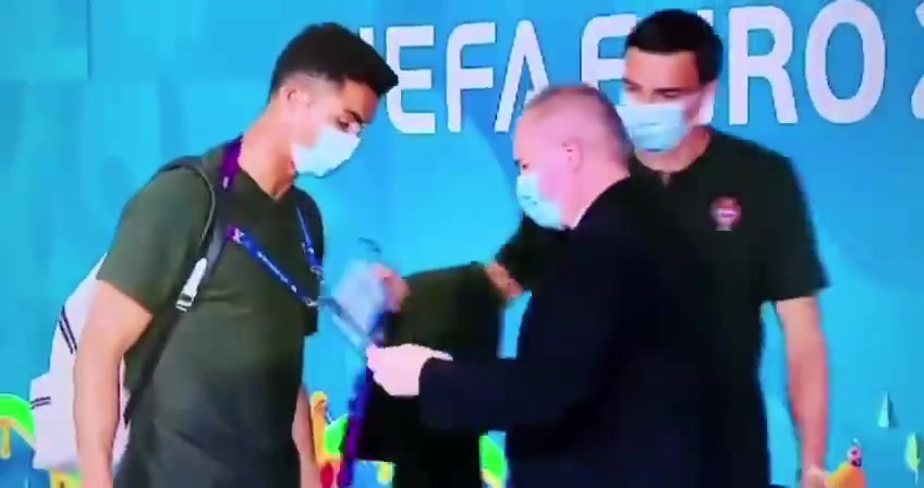 认真负责的安保大叔查C罗证件（c罗打保安）