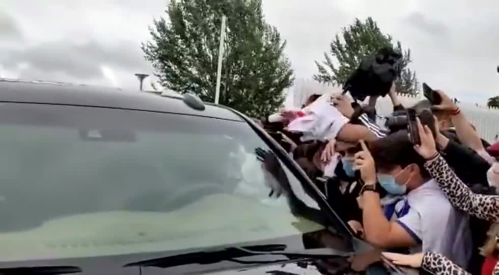 拉莫斯驶离皇马基地 离开前在车内耐心为球迷签名（拉莫斯洒泪告别皇马去哪）