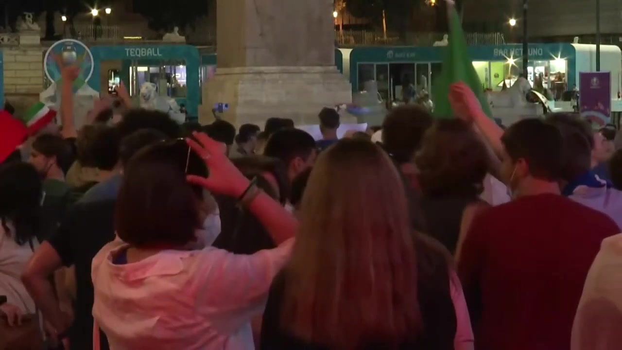意大利球迷庆祝欧洲杯3球大胜瑞士（欧洲杯意大利3:0瑞士）