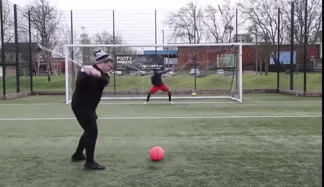 国外球迷恶搞：贝尔主罚点球应该用高尔夫球杆（贝尔罚丢点球）