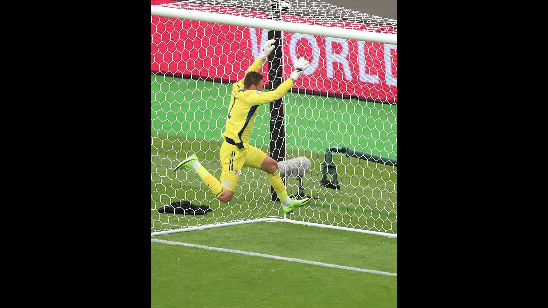 希克神仙球破门 多图看门将的无奈（希克的进球）