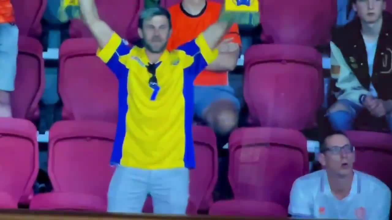 亚尔莫连科破门后 乌克兰球迷与荷兰球迷握手