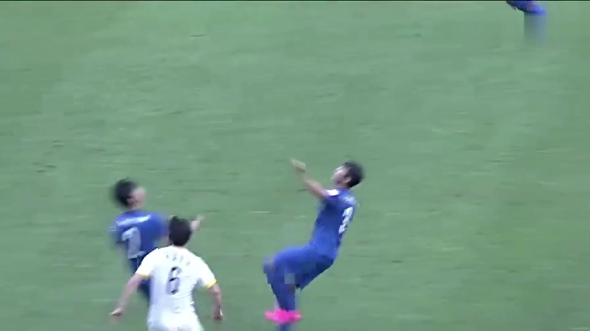 中超迷惑大赏：李建滨倒钩爆头队友（李建滨倒钩解围踢晕队友）